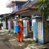 Cegah Corons, DKM Al Islah lakukan penyemprotan disinfektan.